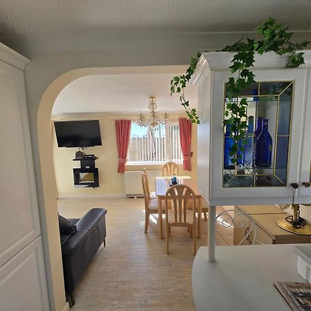 Family Bungalow With Private Pool Kilgetty Luaran gambar