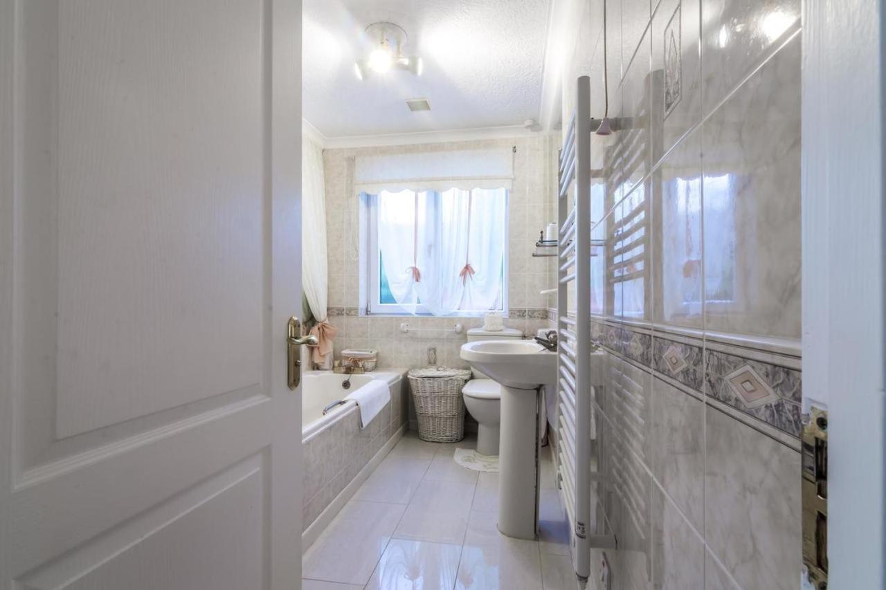 Family Bungalow With Private Pool Kilgetty Luaran gambar