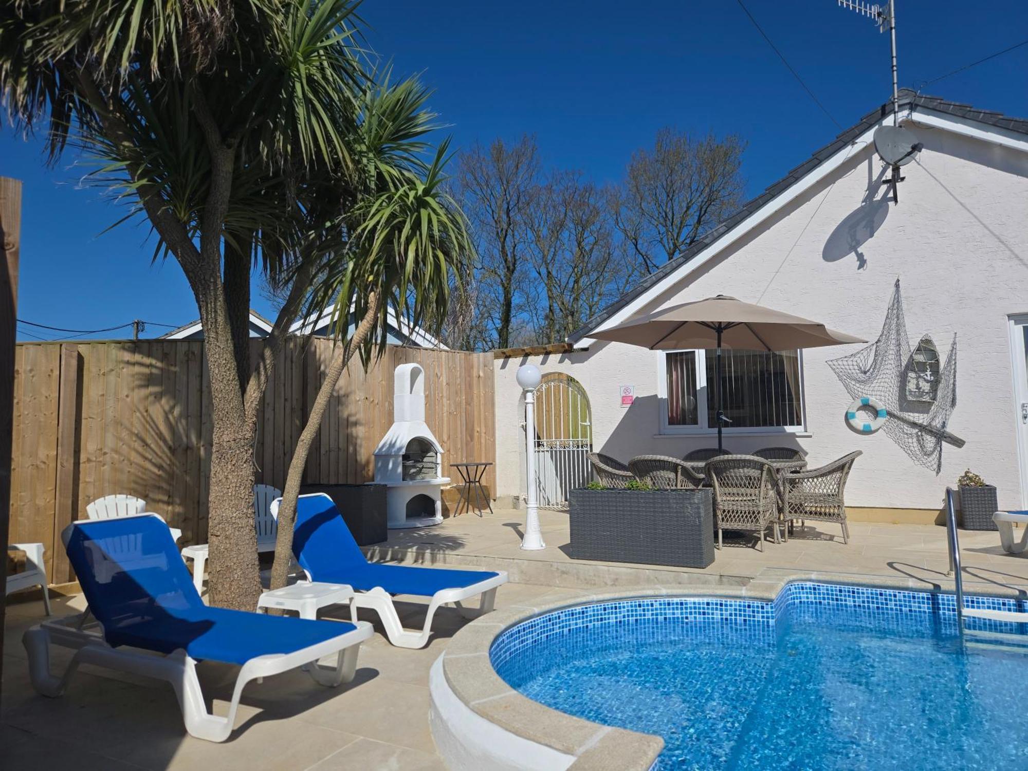 Family Bungalow With Private Pool Kilgetty Luaran gambar